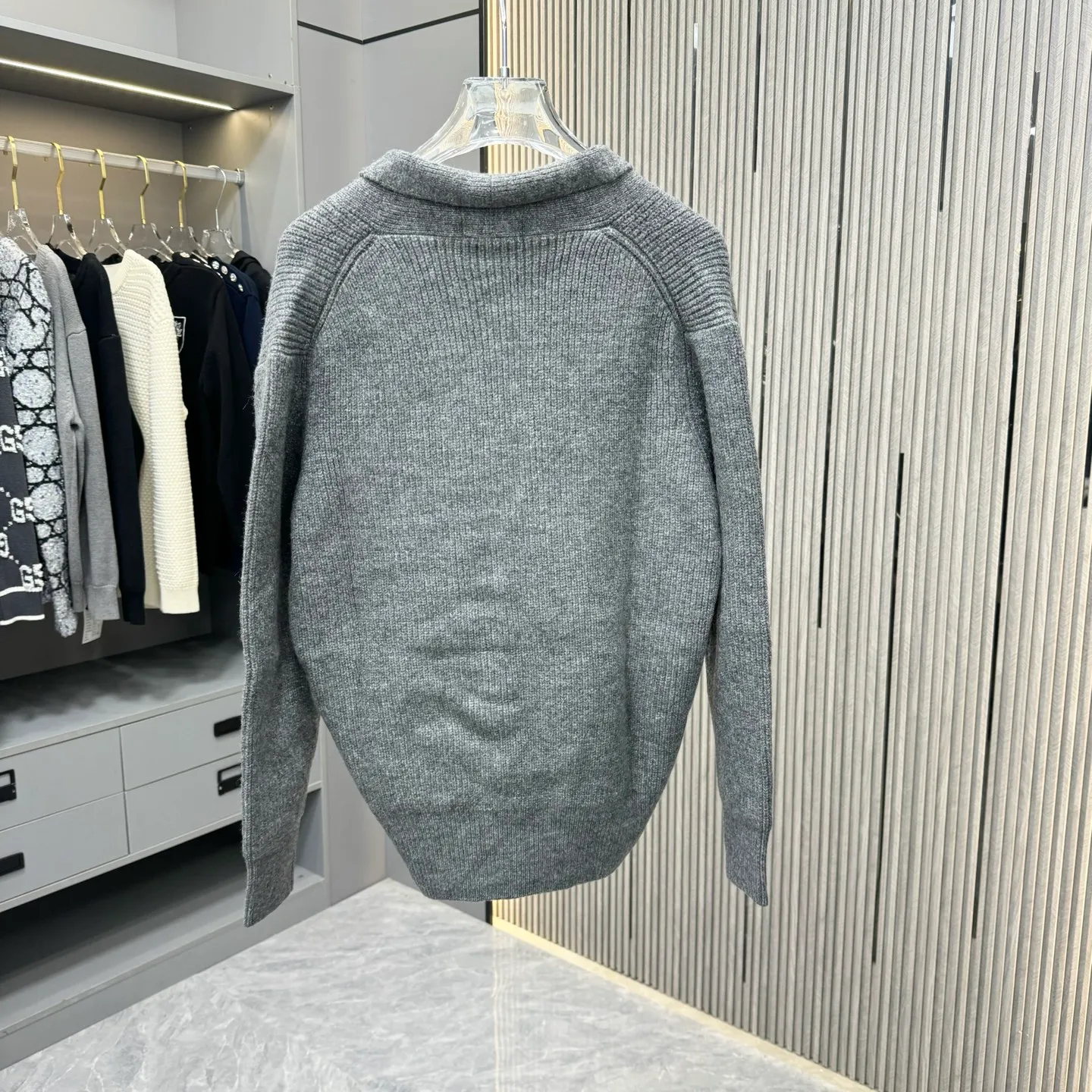 P260 LF Ralph Lauren 25FW Taoist robe sweater is made of top-grade cashmere yarn. The new autumn and winter Oblique jacquard knitted cashmere sweater has a double-sided wearable design and is made of high-quality cashmere material. After fine weaving process, it presents a soft and comfortable touch and excellent thermal performance. The iconic Oblique jacquard pattern is perfectly presented through precision knitting technology. It can be worn on both sides, showing different style charms. The round neck design is simple and elegant, suitable for various matching occasions. Exquisite knitting technology ensures that the clothes are not easily deformed and remain crisp and long-lasting. The double-sided design concept reflects LV's perfect balance of practicality and fashion. Each sweater undergoes strict quality inspection to ensure that the quality meets the brand's consistently high standards. This knitted item combines warmth and style, making it an exquisite addition to your autumn and winter wardrobe. Size:S/M/L/XL
